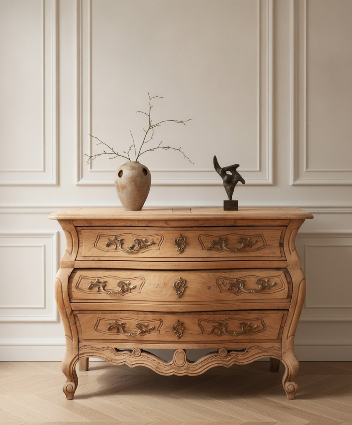Cómoda antigua Luis XV de roble lavado en ambiente, decoración contemporánea — Antique Arte y Decoración