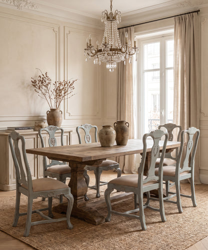 Seis sillas estilo Reina Ana en gris azulado en comedor con mesa de madera — Antique Arte y Decoración