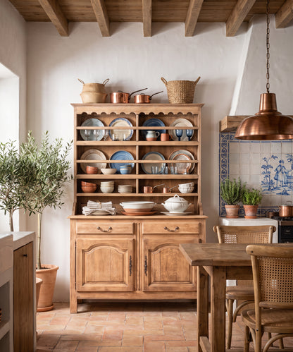Aparador platero provenzal en cocina de casa de campo con vajilla — Antique Arte y Decoración