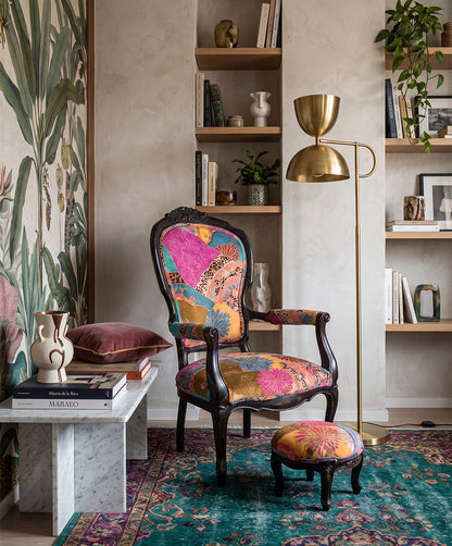 Sillón Isabelino Antiguo Tapizado en Terciopelo Estampado | Con Reposapiés a Juego