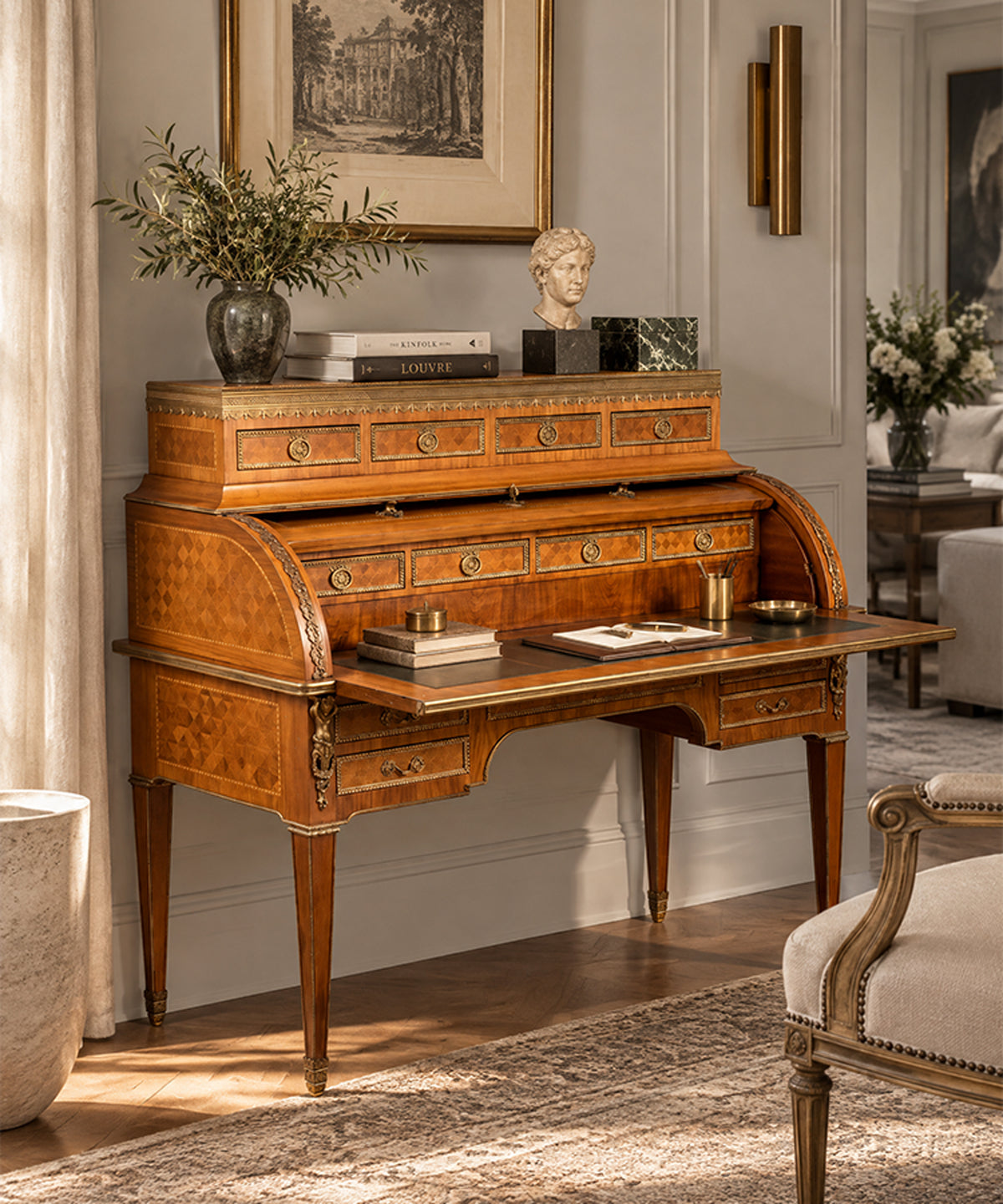 Escritorio de cilindro con marquetería abierto en despacho clásico — Antique Arte y Decoración