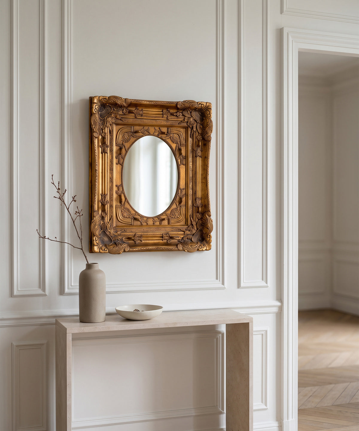 Espejo vintage dorado estilo Luis XV con cristal oval en un recibidor con boiserie blanca — Antique Arte y Decoración