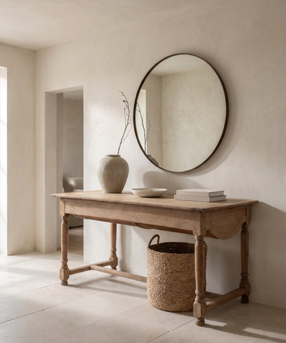 Mesa artesa antigua de roble como consola en recibidor con espejo redondo — Antique Arte y Decoración