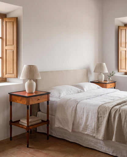 Pareja de mesitas de noche Directorio de cerezo en dormitorio de casa española — Antique Arte y Decoración