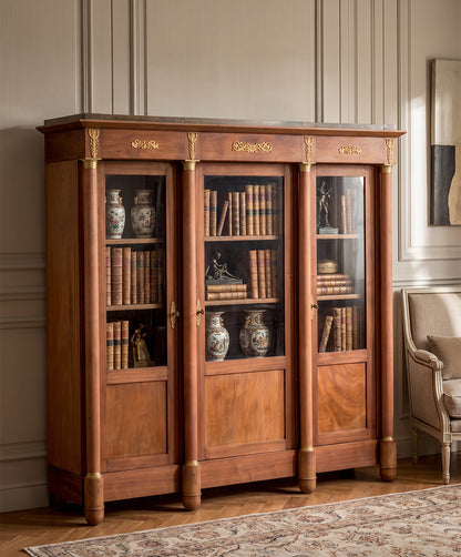 Vitrina antigua de caoba estilo Imperio en salón con libros y porcelanas — Antique Arte y Decoración