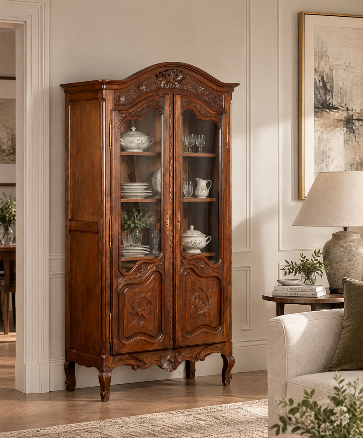 Vitrina francesa de roble tallado en salón con vajilla y cristalería — Antique Arte y Decoración