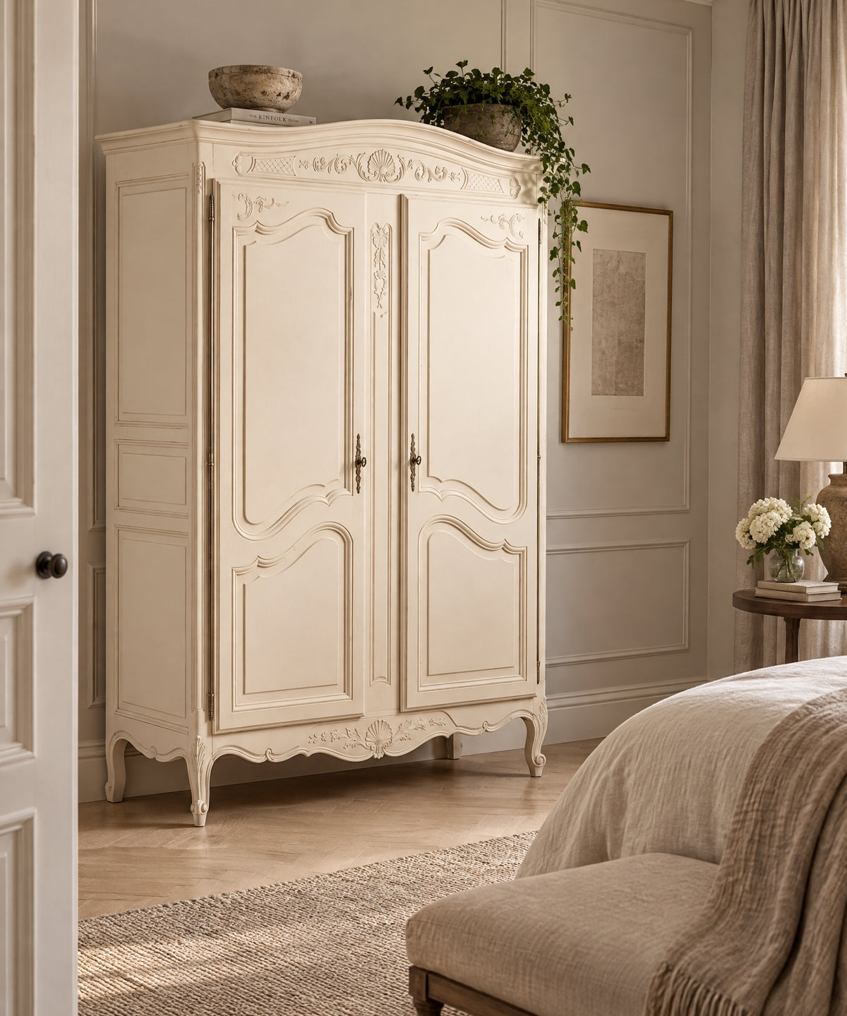 Armario vintage estilo Luis XV en dormitorio clásico con paredes molduradas — Antique Arte y Decoración