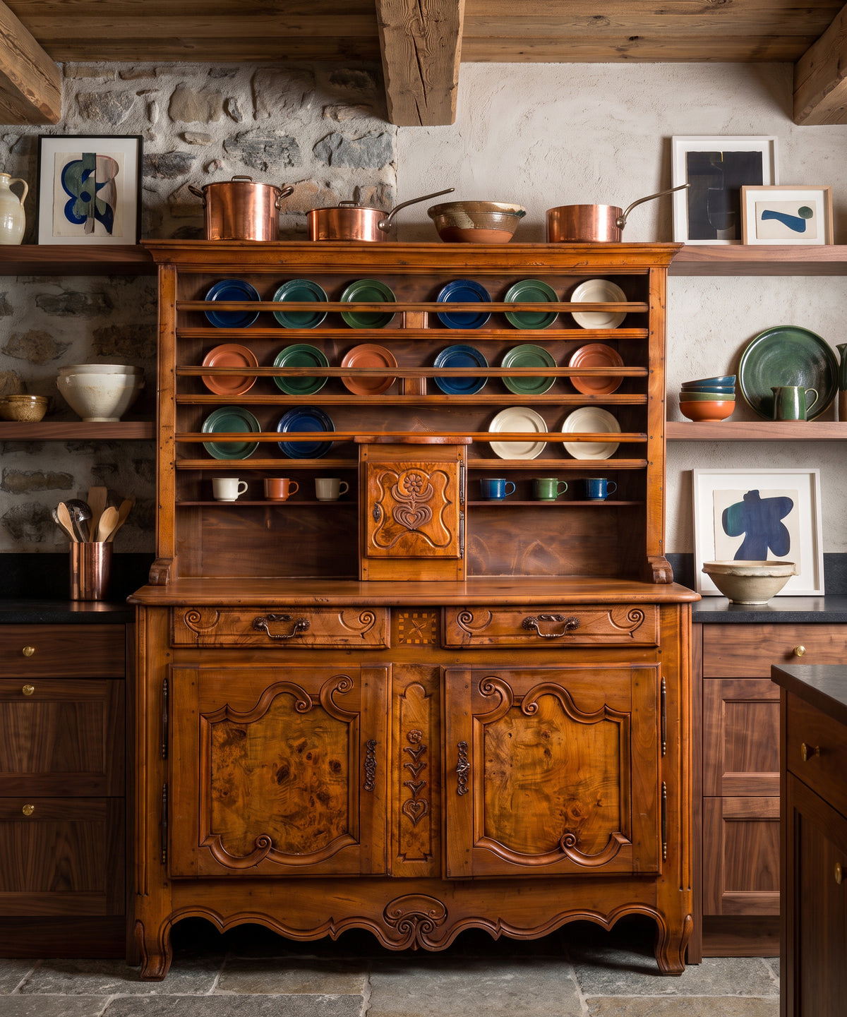 Aparador vaisselier siglo XVIII en cocina rústica con vajilla de colores en el platero — Antique Arte y Decoración