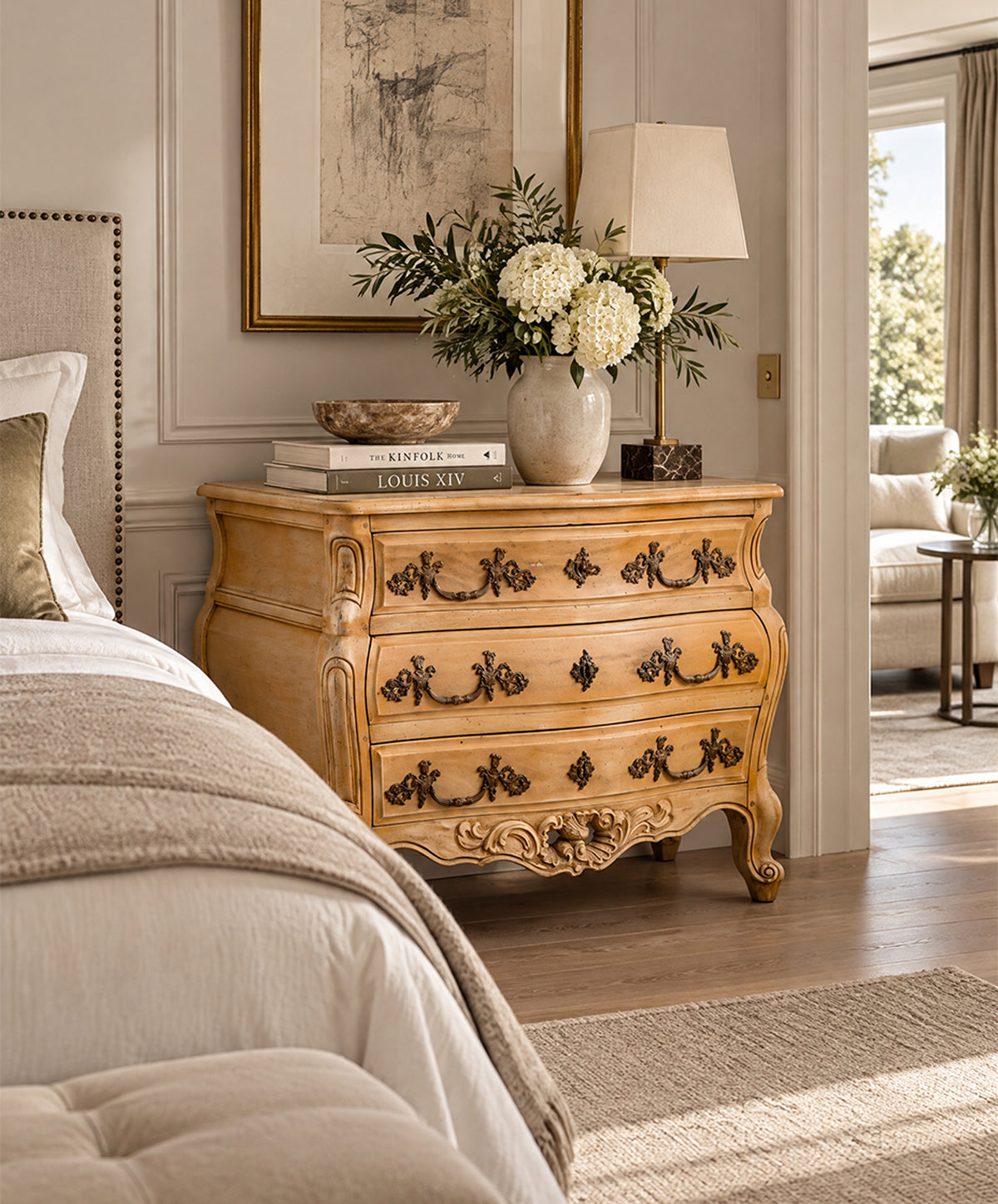 Cómoda vintage junto a cabecero tapizado en dormitorio — Antique Arte y Decoración