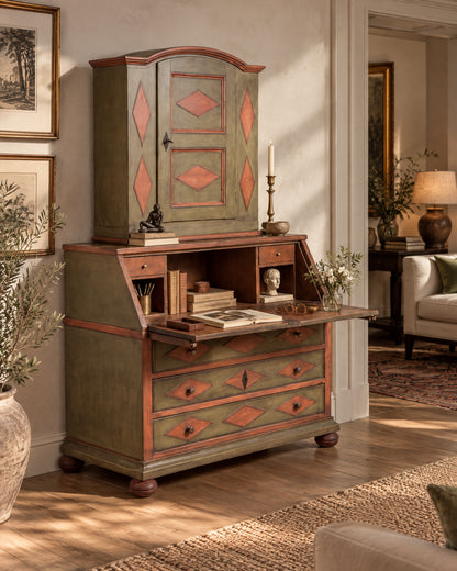 Secreter antiguo verde con rombos rojos en ambiente de despacho — Antique Arte y Decoración