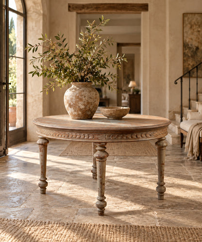 Mesa de comedor ovalada decapé estilo Luis XVI como mesa central en un recibidor — Antique Arte y Decoración