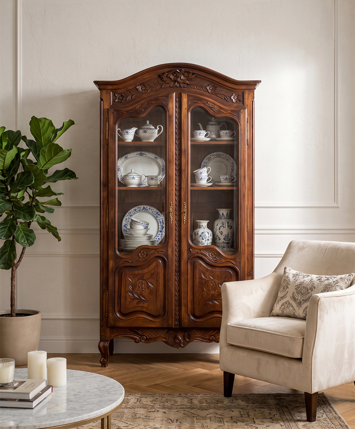 Vitrina vintage estilo Luis XV en comedor con vajilla azul y blanca — Antique Arte y Decoración