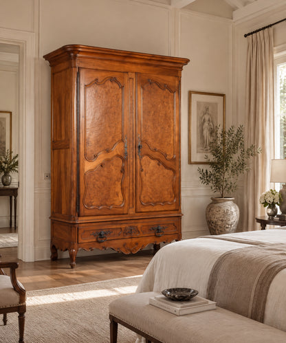 Armario ropero antiguo francés en estancia decorada, cerezo y olmo — Antique Arte y Decoración