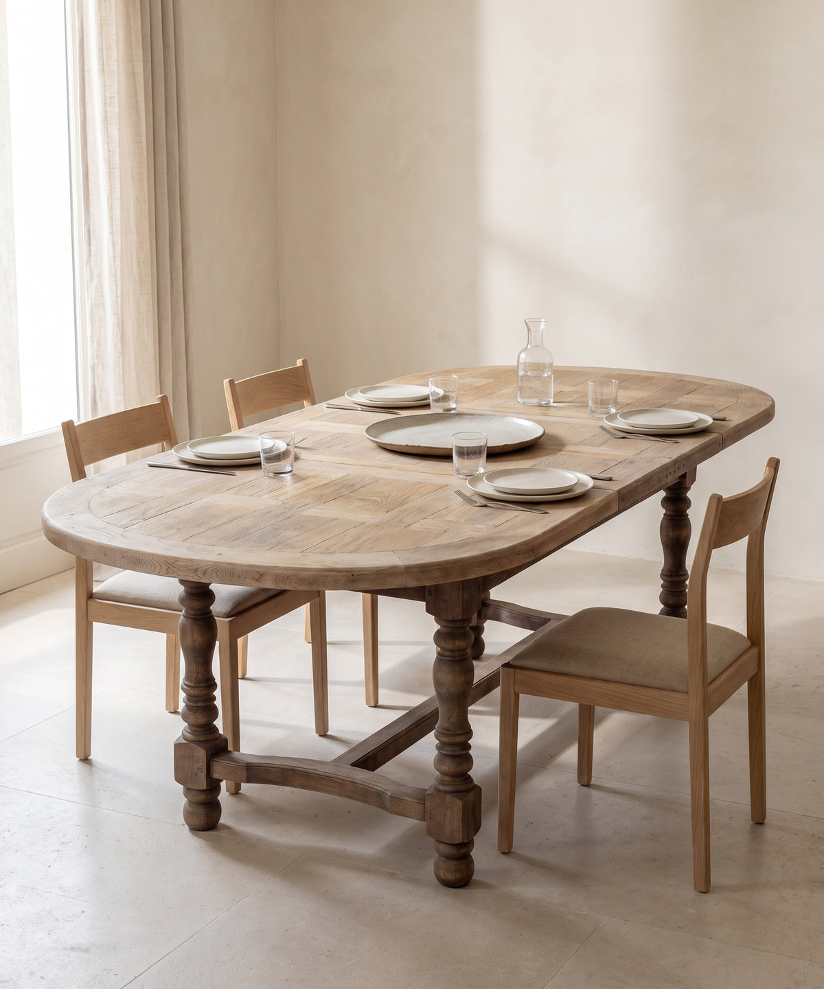 Mesa de comedor ovalada de roble lavado cerrada en un ambiente interior — Antique Arte y Decoración