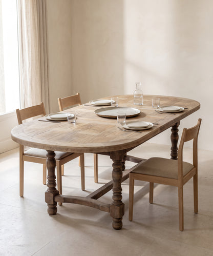 Mesa de comedor ovalada de roble lavado cerrada en un ambiente interior — Antique Arte y Decoración