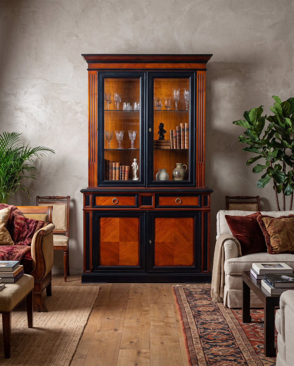 Vitrina neoclásica de caoba con cristalería y libros en salón clásico — Antique Arte y Decoración