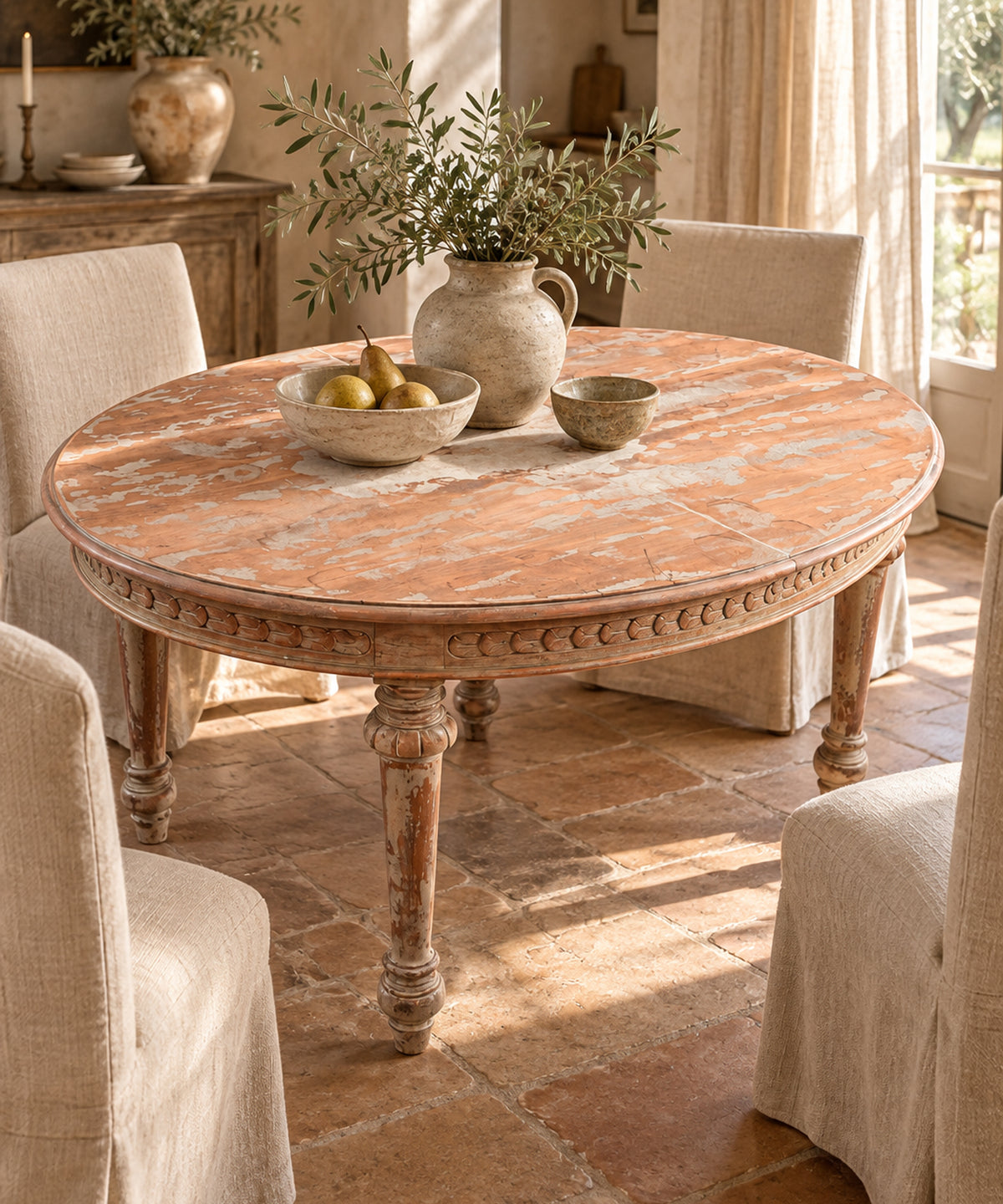 Mesa de comedor ovalada decapé en comedor con suelo de barro y olivo — Antique Arte y Decoración