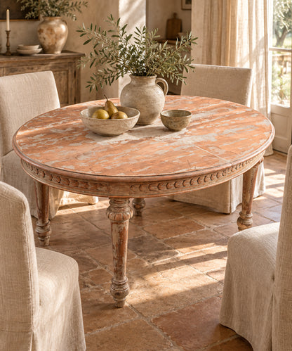 Mesa de comedor ovalada decapé en comedor con suelo de barro y olivo — Antique Arte y Decoración