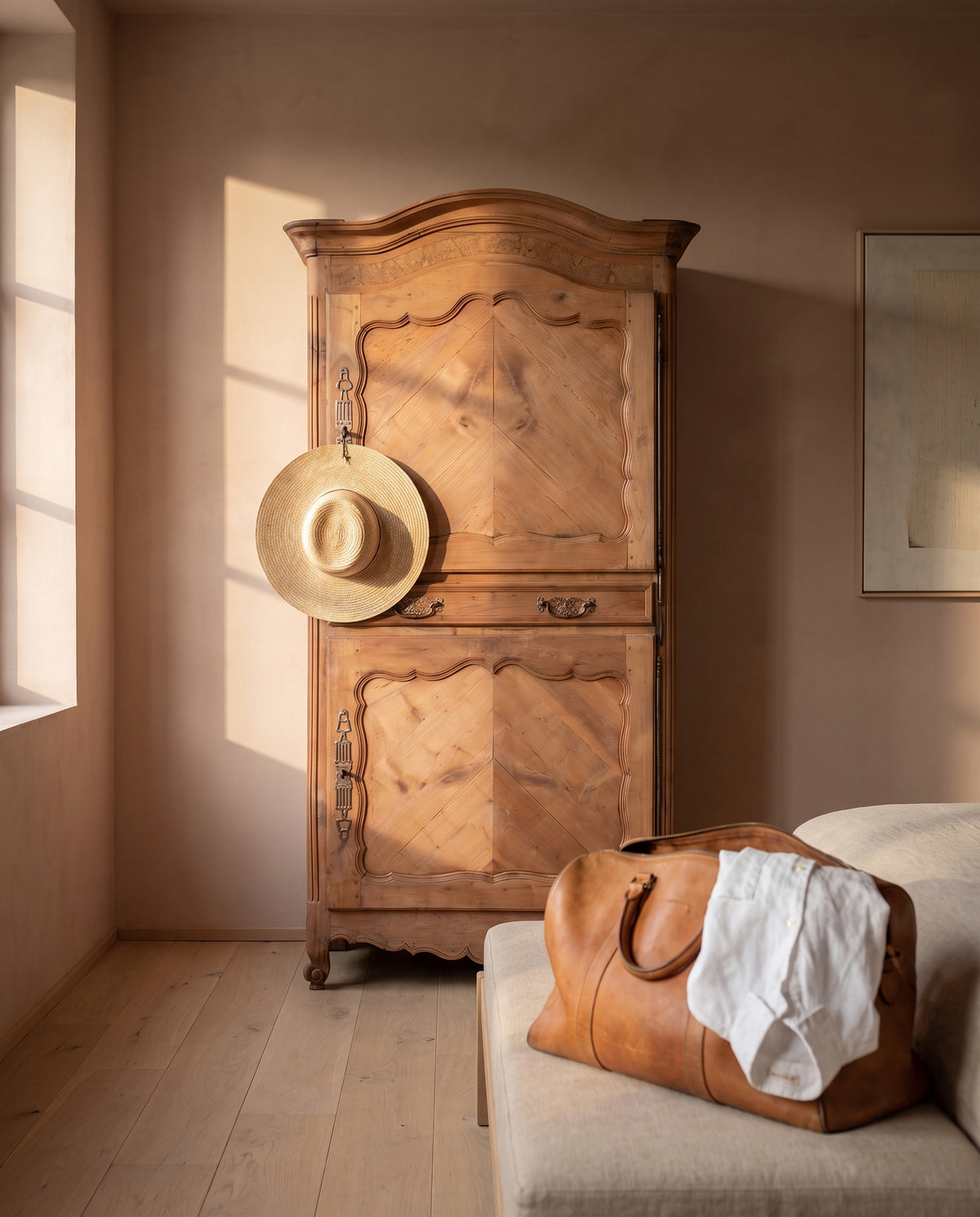 Armario antiguo francés homme debout en dormitorio con pared rosa arcilla — Antique Arte y Decoración