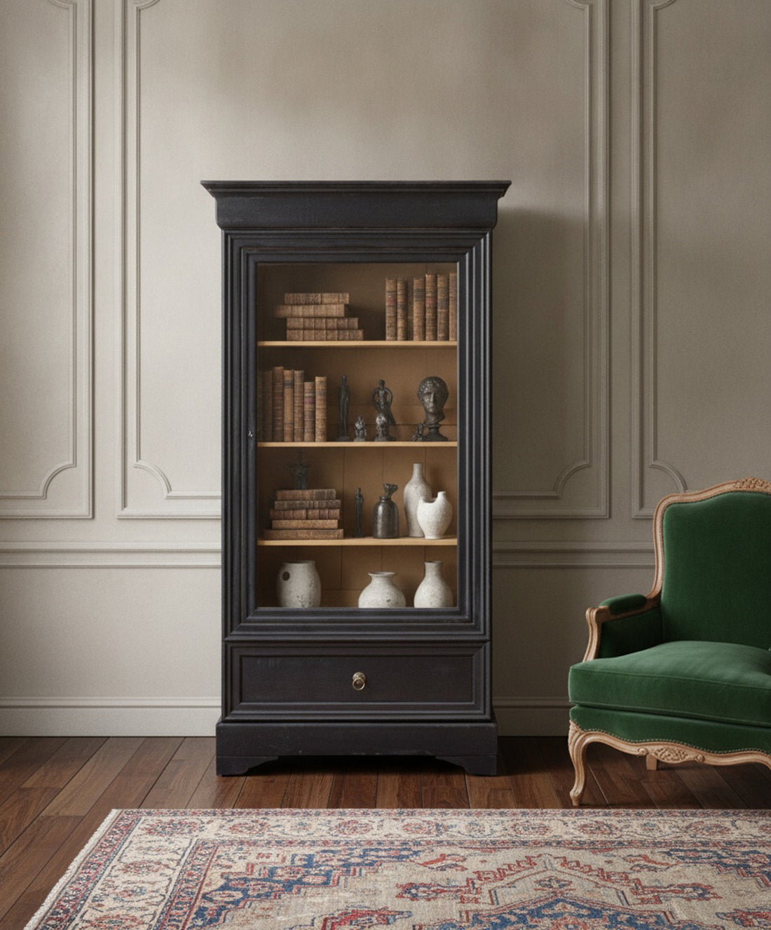 Vitrina Inglesa Antigua en Negro y Crema | Puerta de Cristal