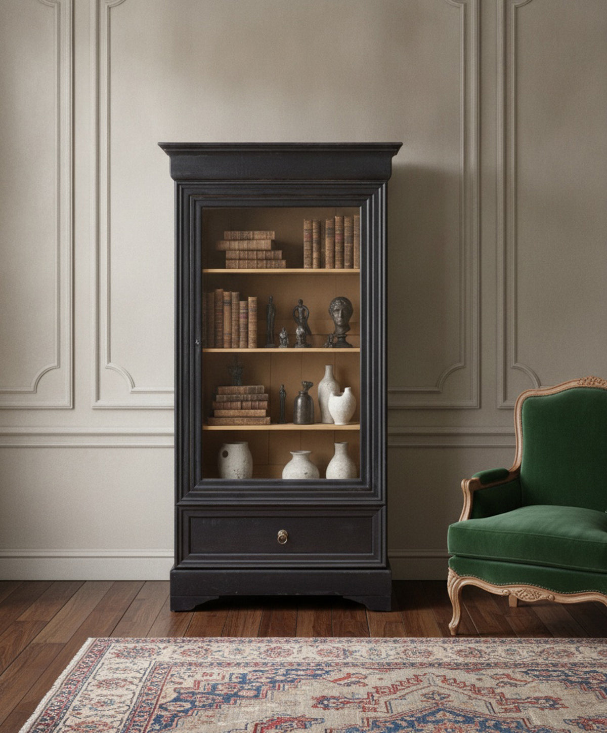 Vitrina Inglesa Antigua en Negro y Crema | Puerta de Cristal