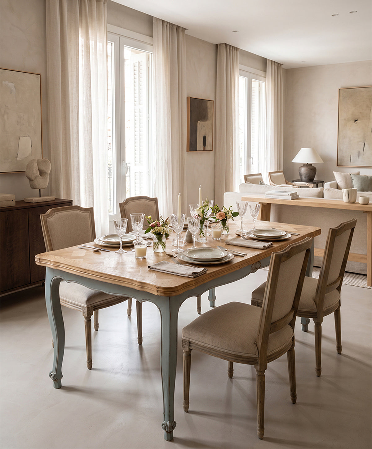 Mesa de comedor Luis XV cerrada con sillas tapizadas en lino — Antique Arte y Decoración