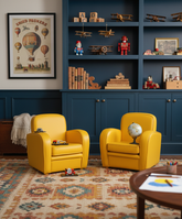 pareja de sillones infantiles en salon de juego
