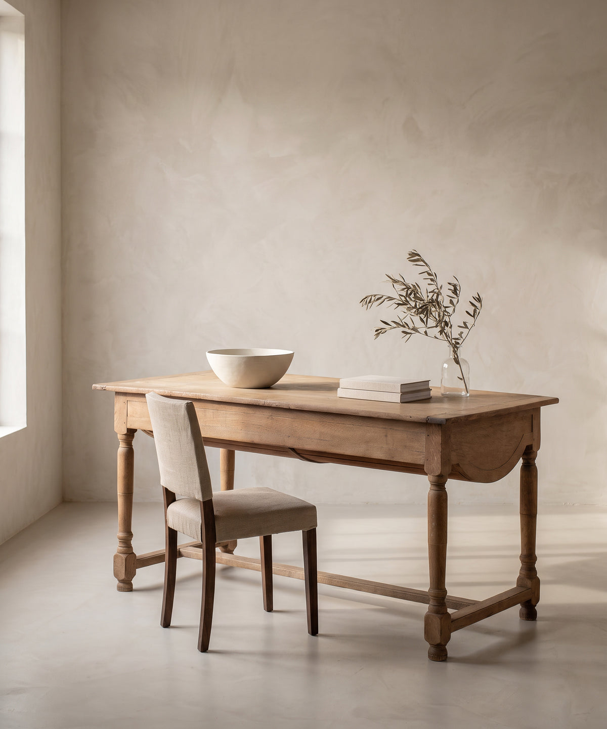 Mesa artesa antigua de roble como mesa de despacho con silla de lino — Antique Arte y Decoración