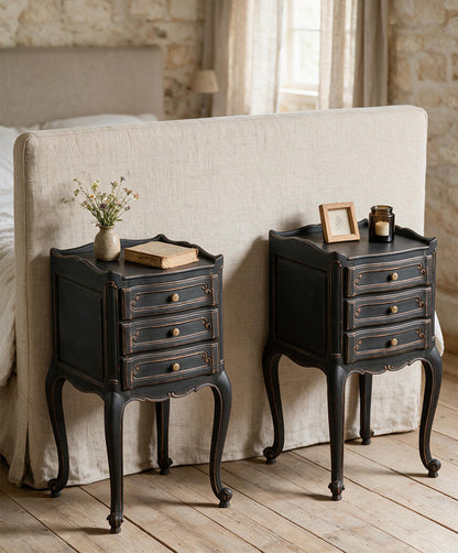 Pareja de mesitas de noche vintage negras estilo Luis XV en dormitorio clásico — Antique Arte y Decoración