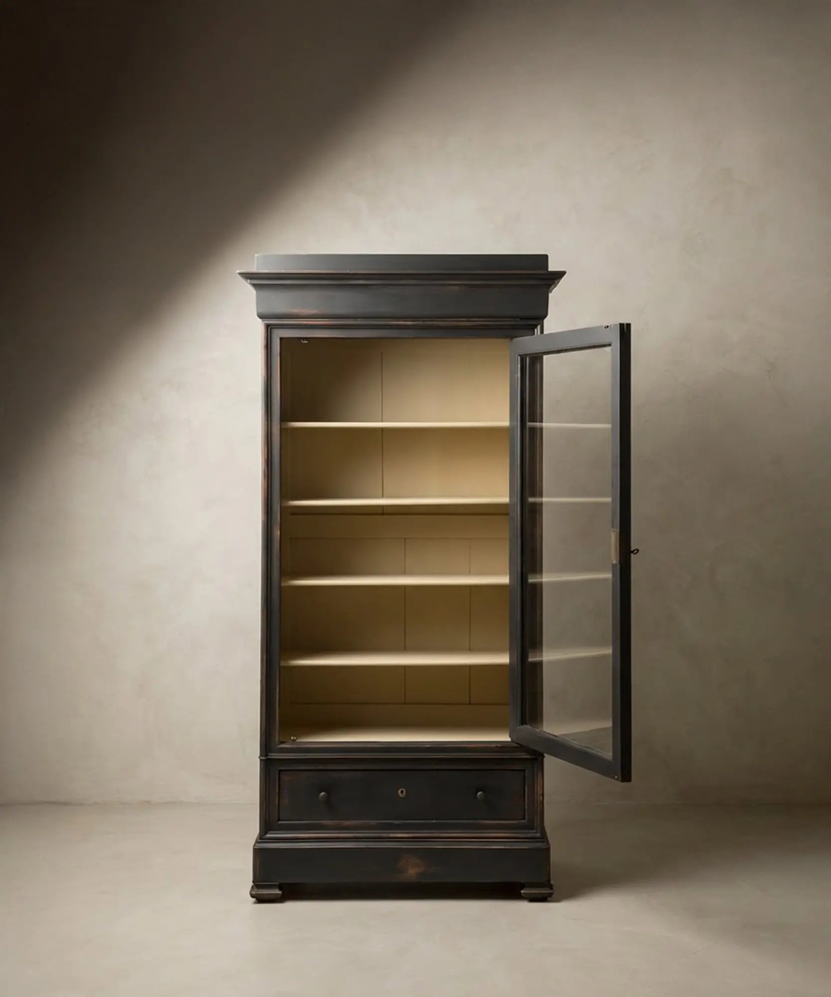  Vitrina con puerta acristalada abierta, mostrando los cuatro estantes de madera maciza para exposición.