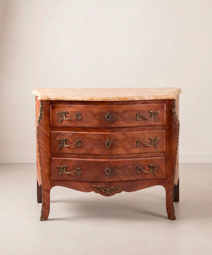 Cómoda panzuda estilo Luis XV de tres cajones con marquetería, bronces y tapa de mármol.