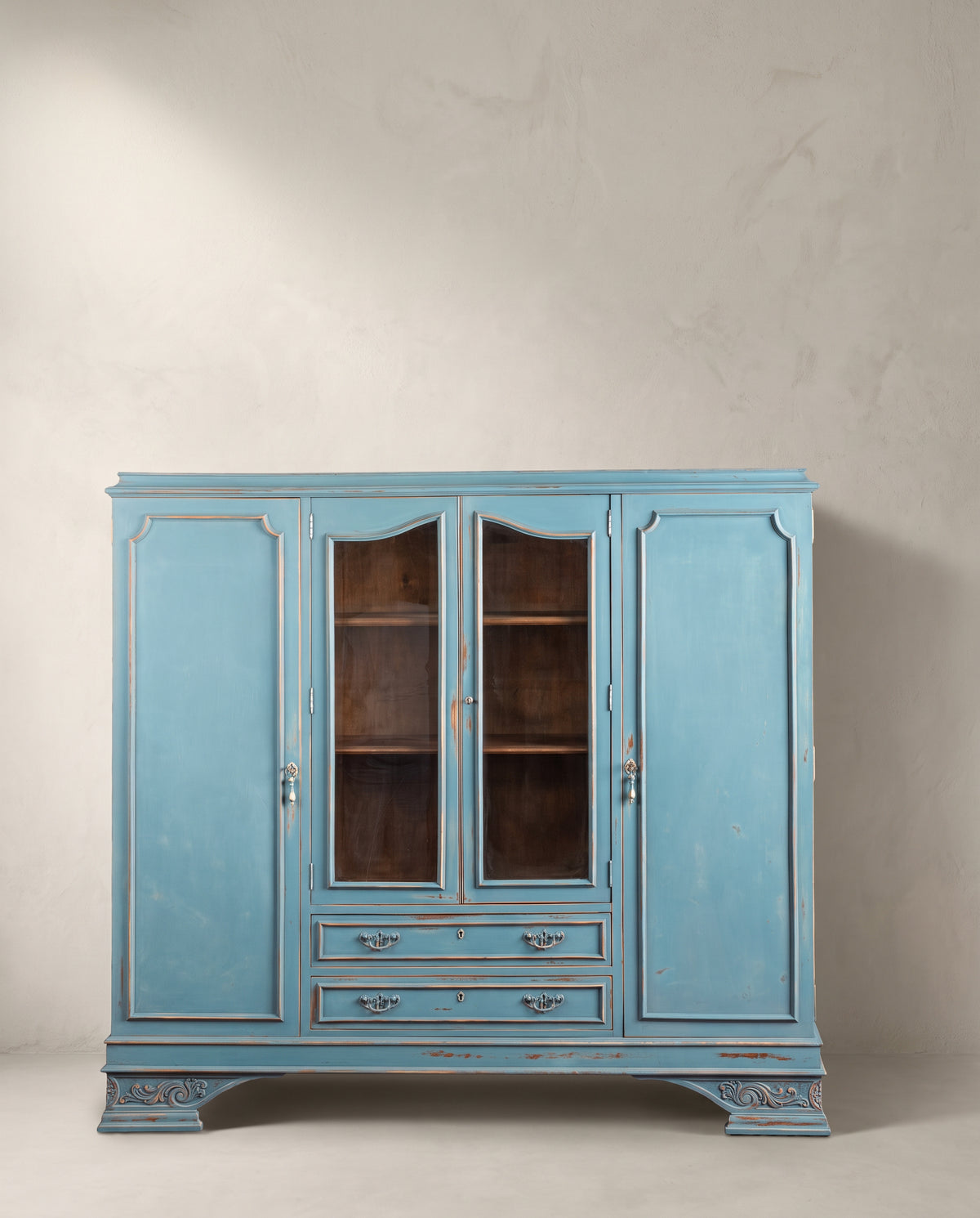 Librería vitrina vintage años 60 en decapé azul vista frontal — Antique Arte y Decoración
