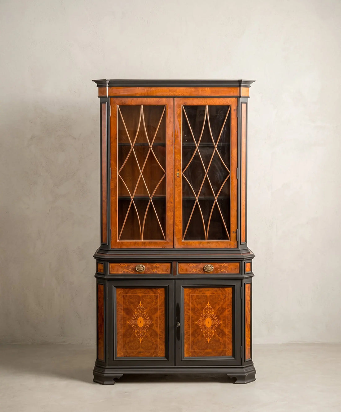 Vitrina aparador dos cuerpos victoriano inglés vista frontal completa raíz nogal — Antique Arte y Decoración