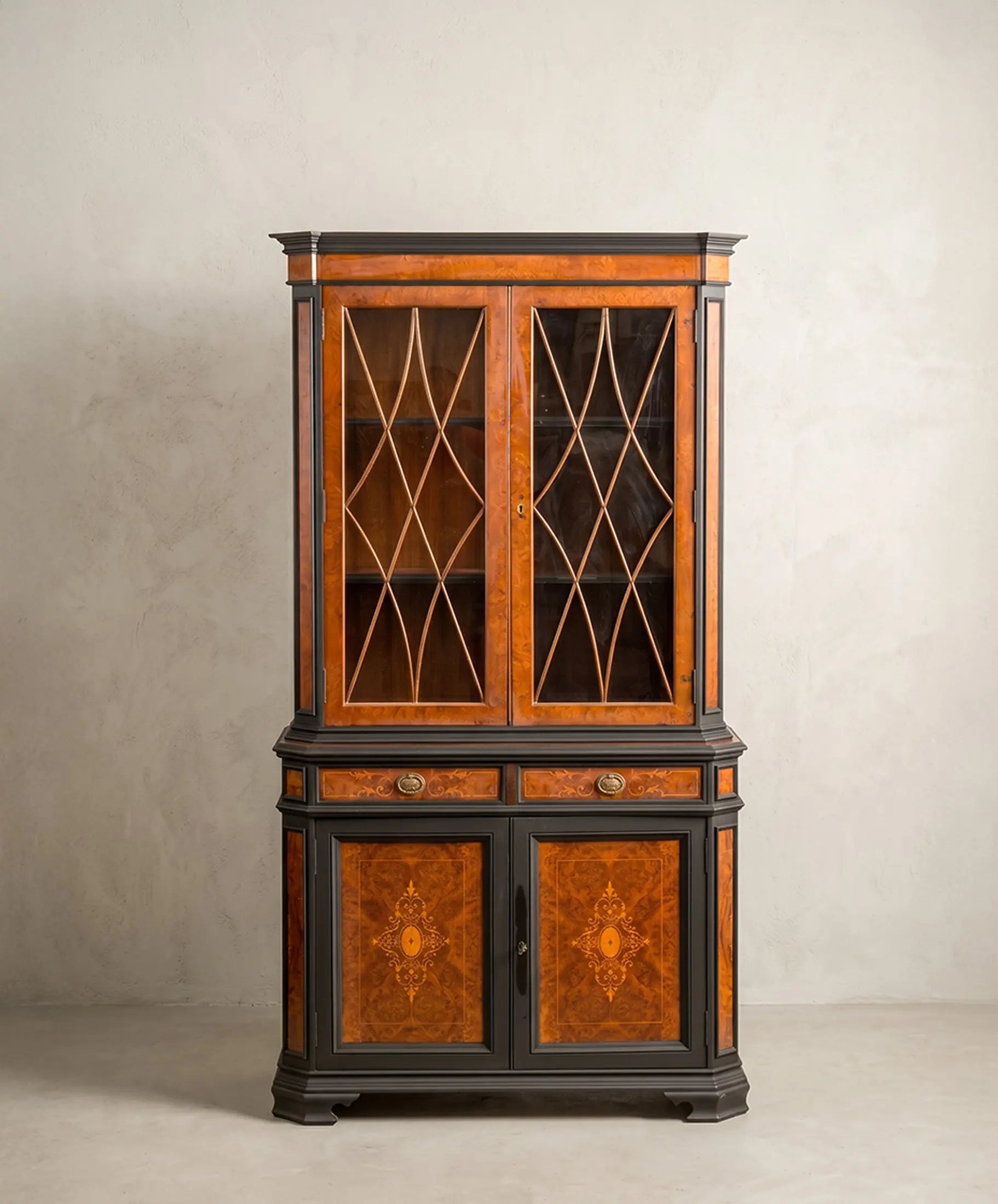Vitrina aparador dos cuerpos victoriano inglés vista frontal completa raíz nogal — Antique Arte y Decoración