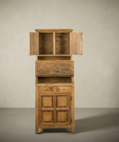 alacena de madera maciza con alzada estilo rústico sobre fondo neutro, vista frontal.