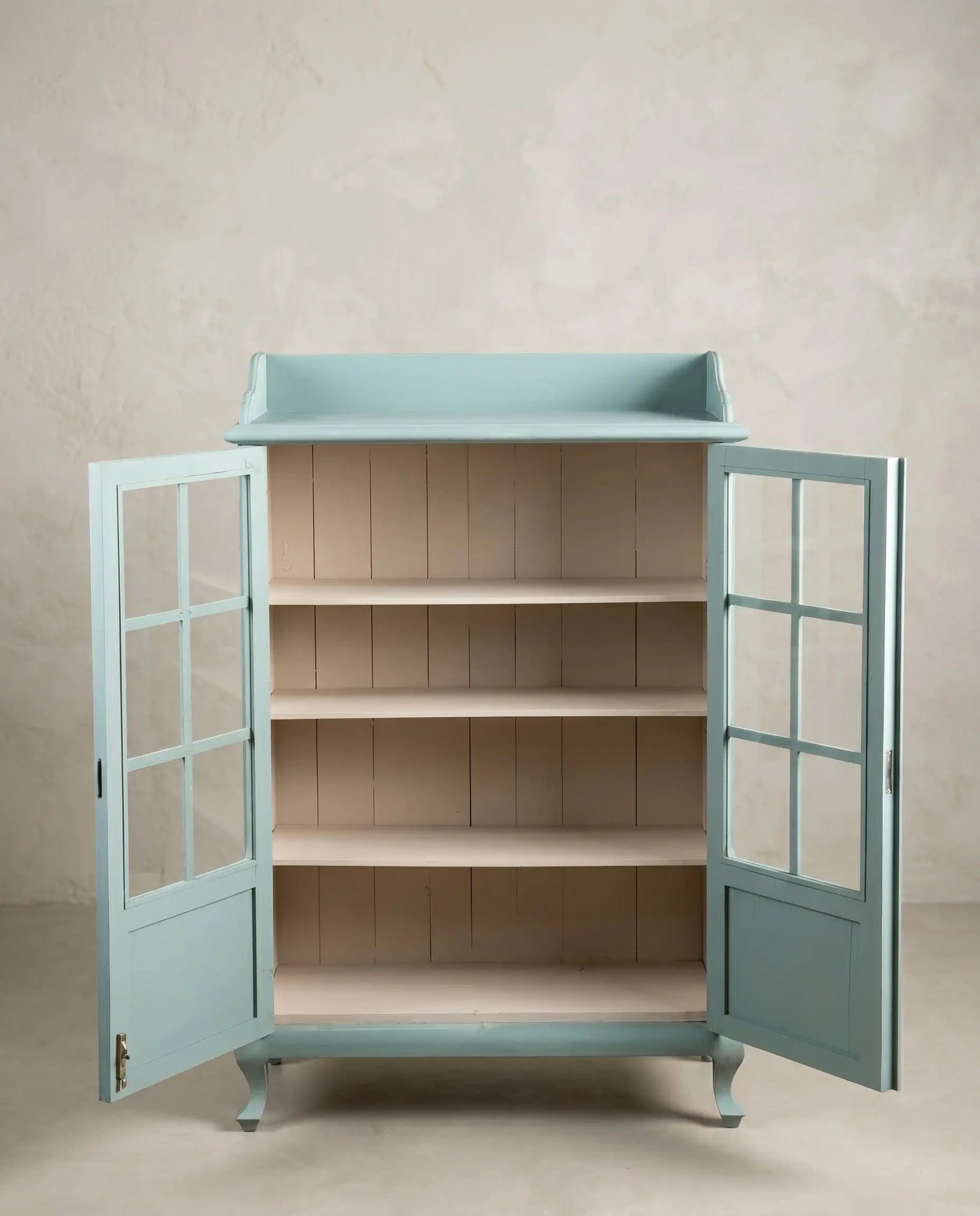 Vitrina azul cielo con las dos puertas abiertas y tres baldas interiores — Antique Arte y Decoración