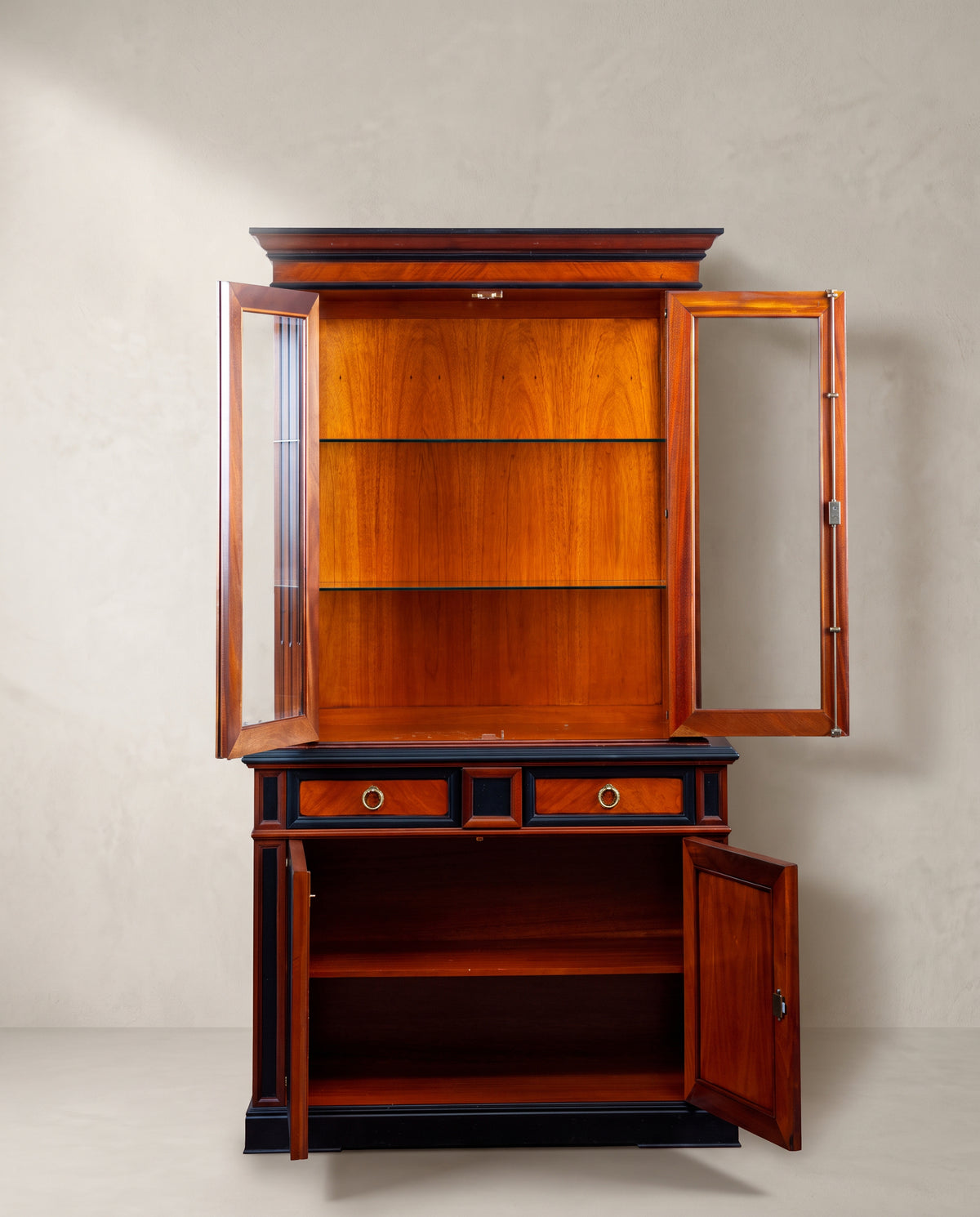 Interior vitrina de caoba con puertas abiertas, baldas de cristal y cuerpo bajo — Antique Arte y Decoración