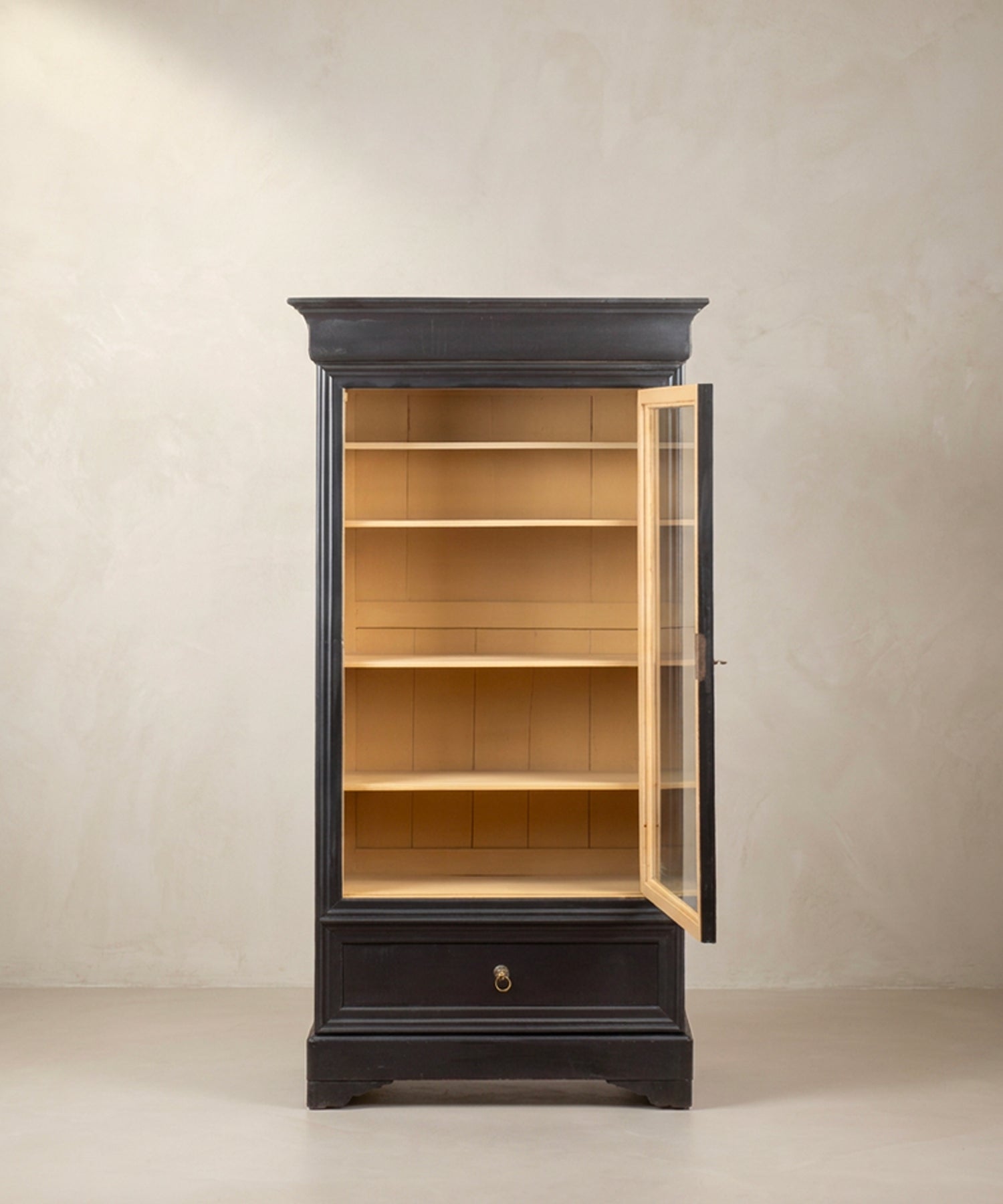 Vitrina Inglesa Antigua en Negro y Crema | Puerta de Cristal