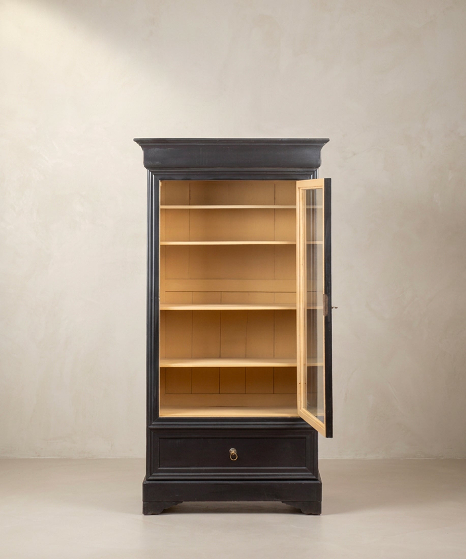 Vitrina Inglesa Antigua en Negro y Crema | Puerta de Cristal