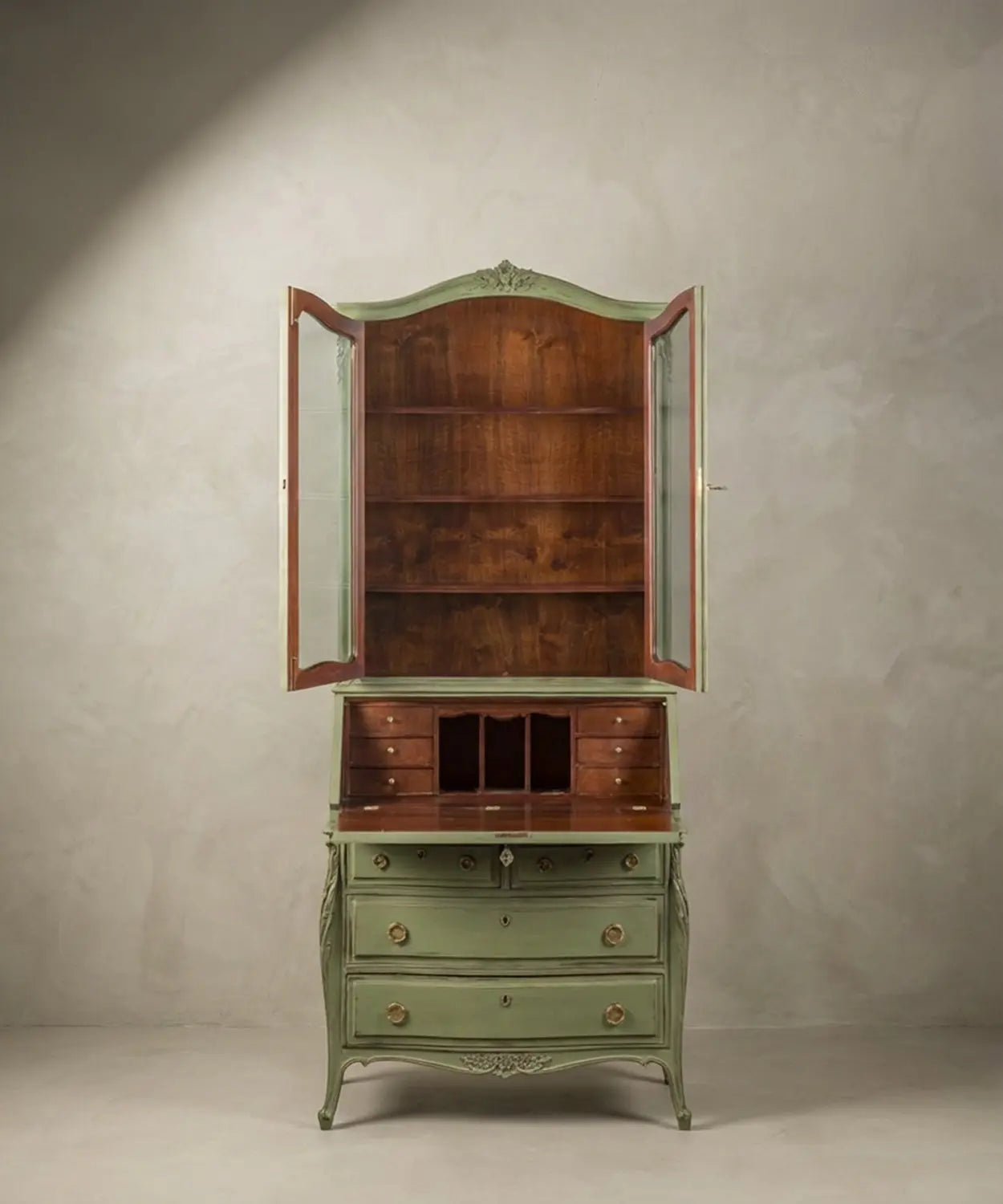 Escritorio antiguo con vitrina abierta mostrando estantes de madera natural y compartimentos internos del secreter.