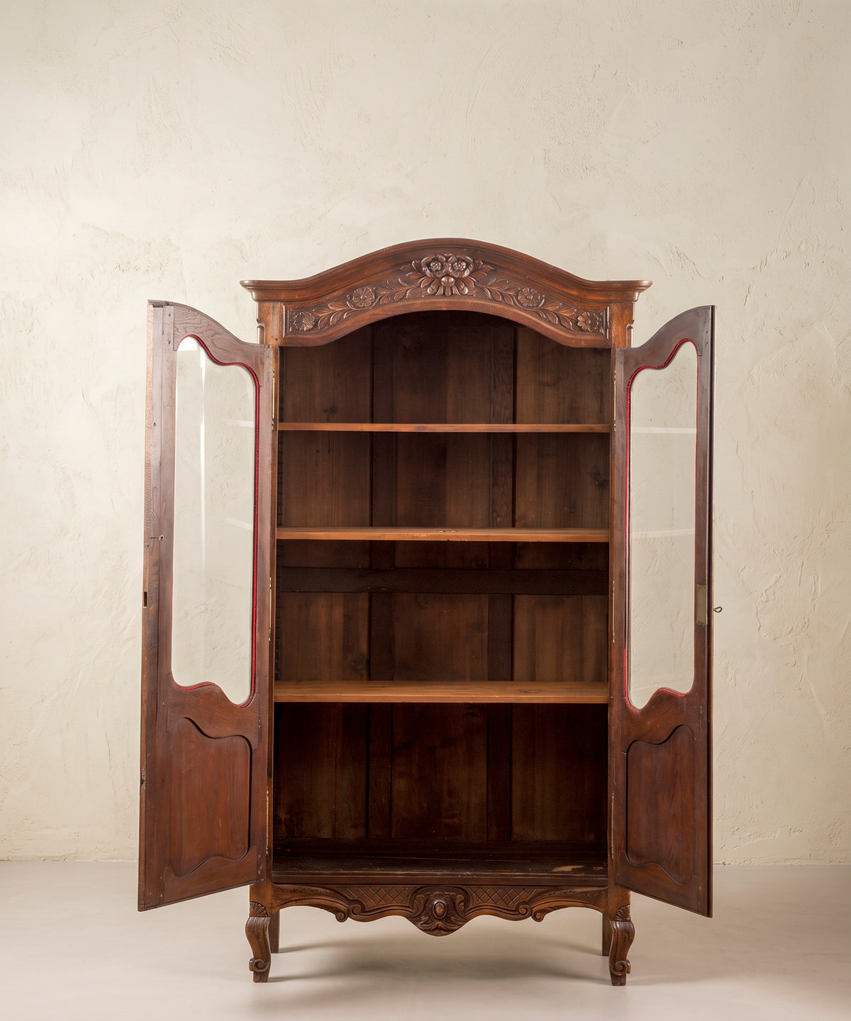 Interior vitrina de roble con tres baldas regulables y puertas de cristal abiertas — Antique Arte y Decoración