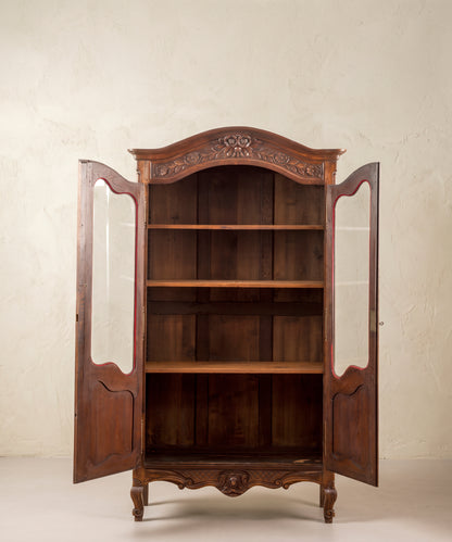 Interior vitrina de roble con tres baldas regulables y puertas de cristal abiertas — Antique Arte y Decoración