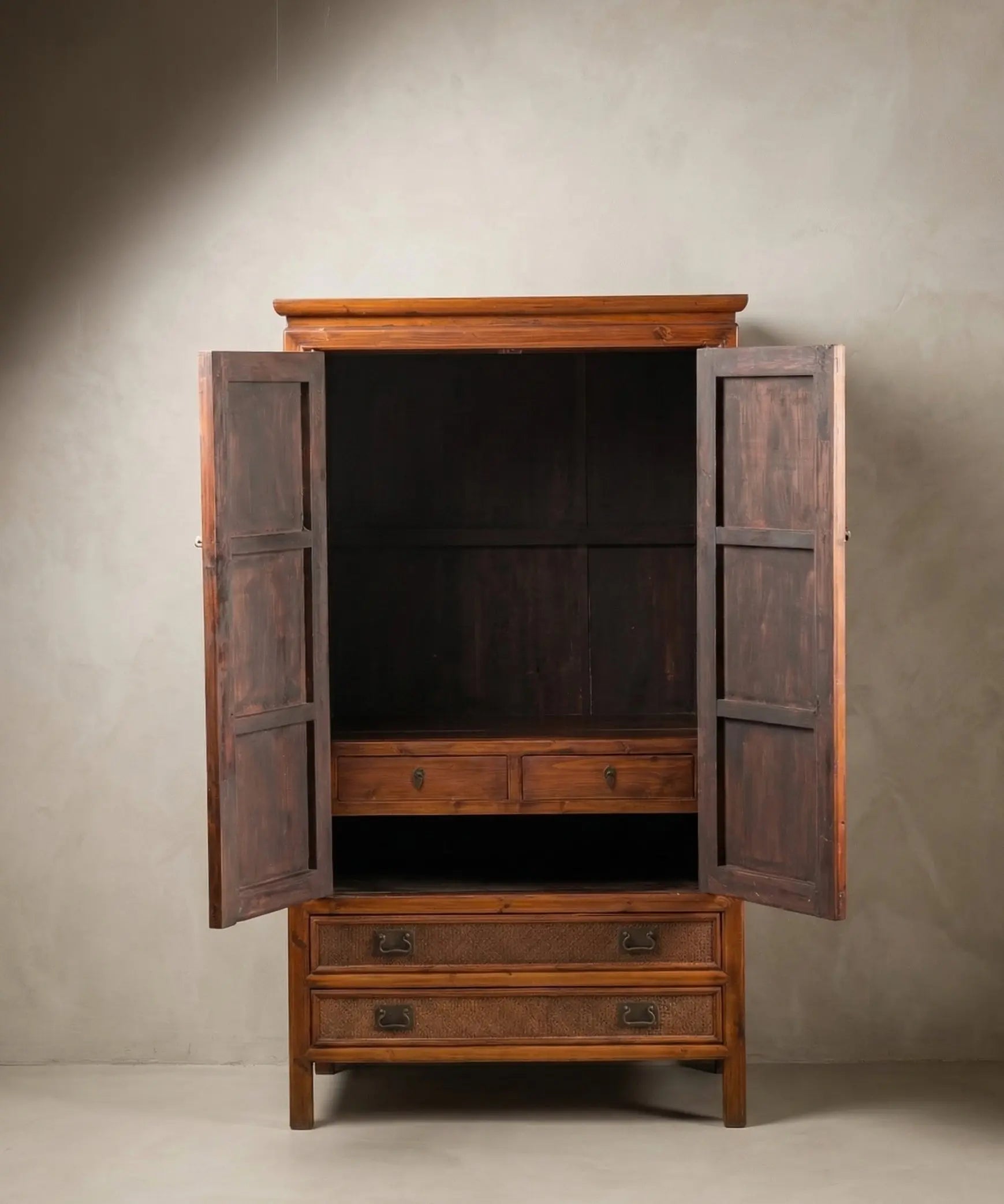 Vista interior del armario oriental mostrando compartimentos interiores, cajones y estructura de madera oscura.