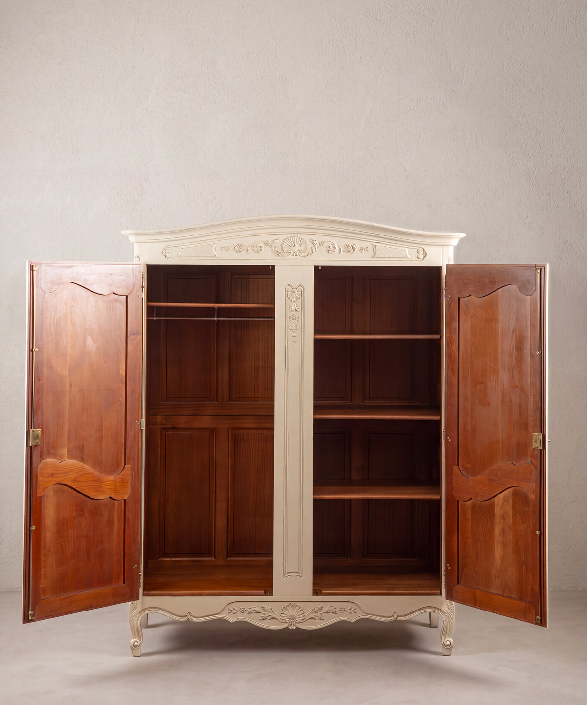 Interior armario de dos puertas en cerezo con barra de colgar y tres baldas — Antique Arte y Decoración