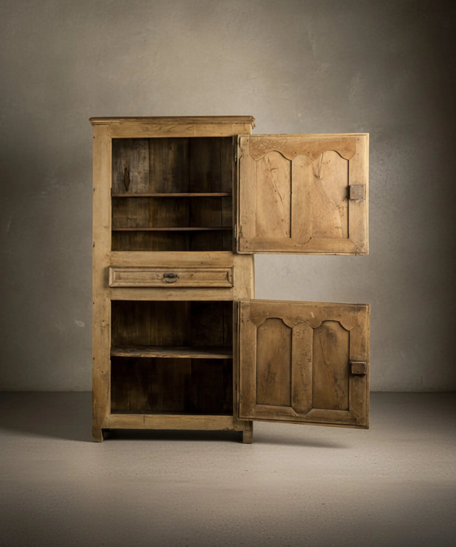 Armario antiguo rústico de roble lavado estilo provenzal (S. XVIII)