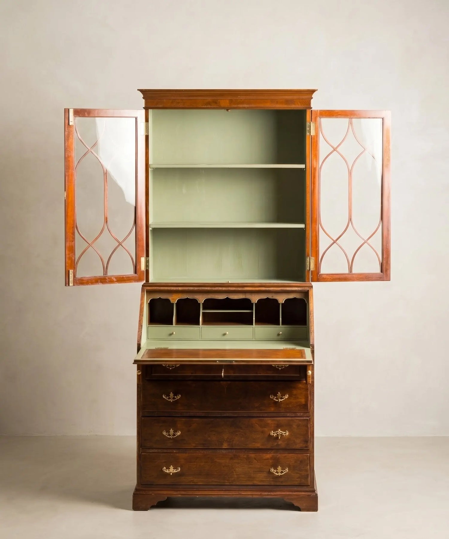 Mueble vitrina con escritorio secretaire de estilo Inglés en madera de caoba