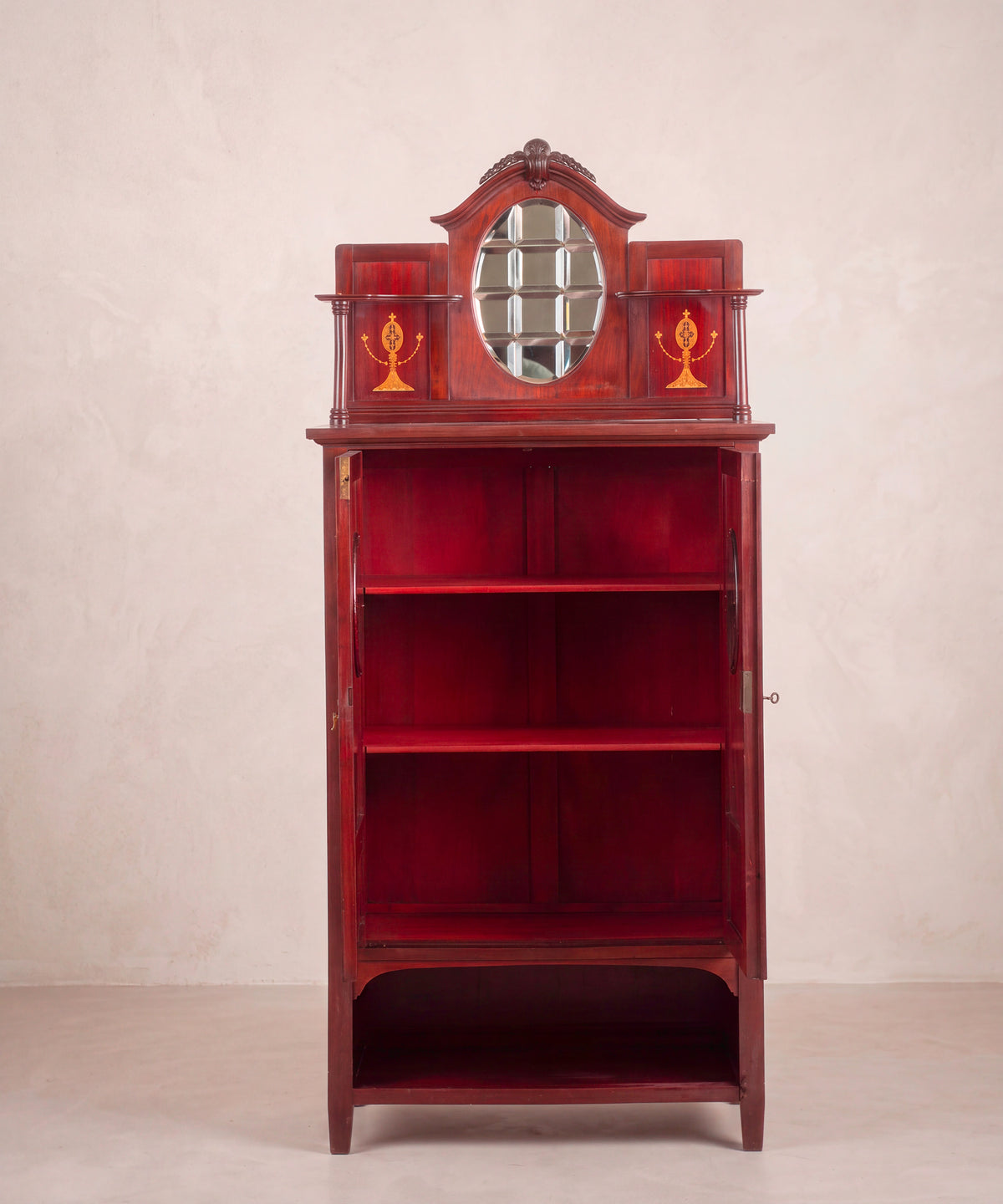 Interior mueble auxiliar eduardiano de caoba con dos baldas y puertas abiertas — Antique Arte y Decoración
