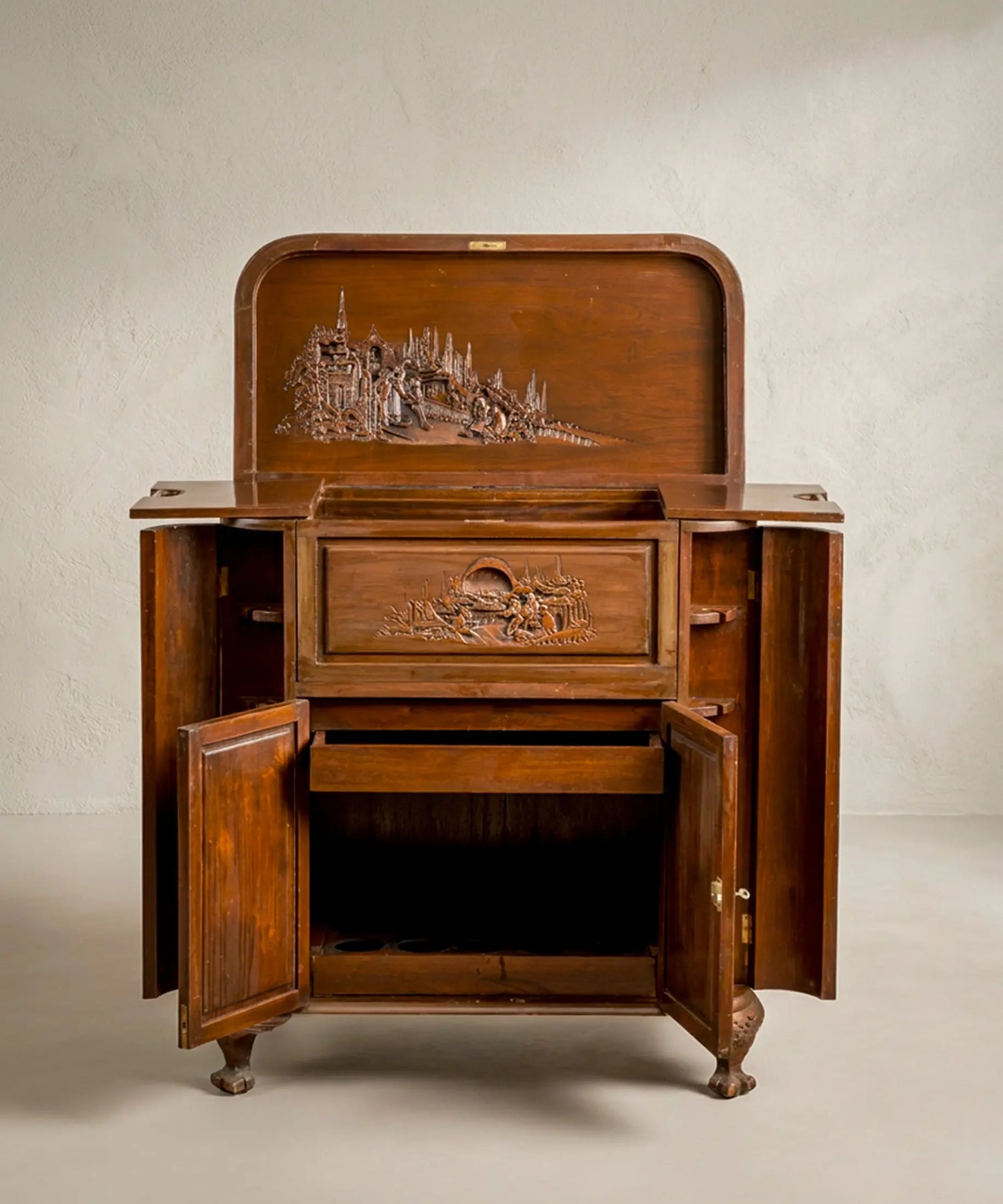 Mueble bar oriental desplegado de frente con talla china en relieve y botellero — Antique Arte y Decoración