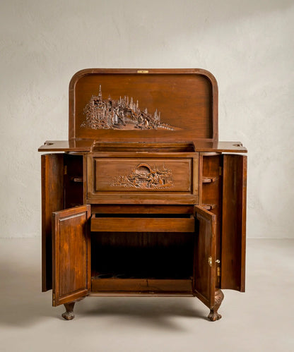 Mueble bar oriental desplegado de frente con talla china en relieve y botellero — Antique Arte y Decoración