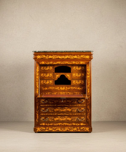 Espectacular detalle lateral de marquetería floral en madera clara sobre fondo oscuro en mueble vintage.